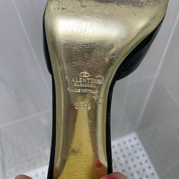 VALENTINO patent bow slides with gold sole and duster bag. - Picture 12 of 15